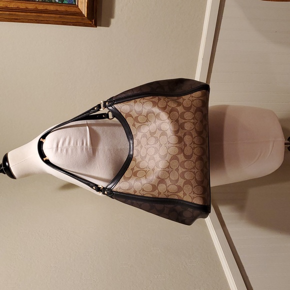 Like NEW Coach Signature Kristy Bag - Picture 5 of 12